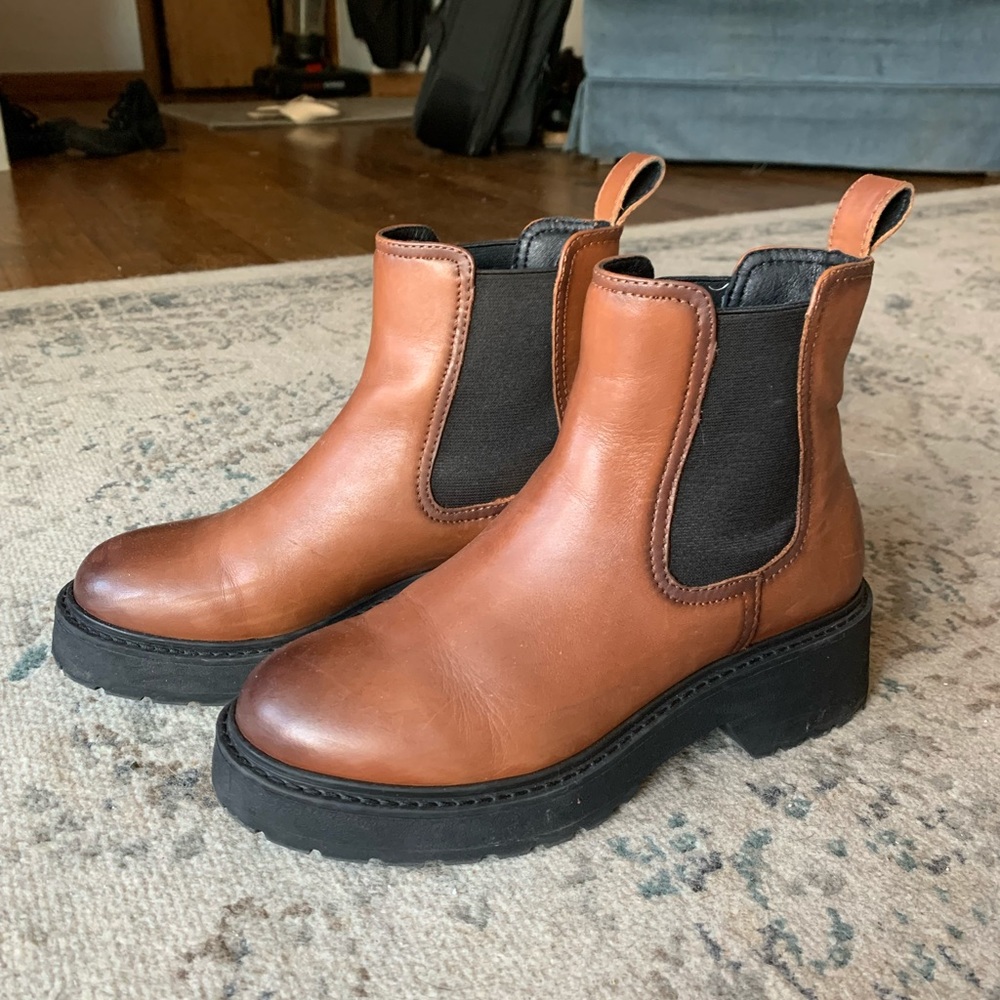 7.5 Steve Madden Trap Chelsea Boots in Cognac